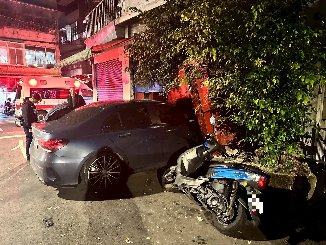 賓士車衝撞民宅肇事。翻攝畫面