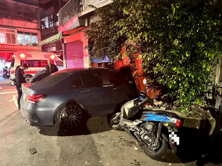 賓士車衝撞民宅肇事。翻攝畫面