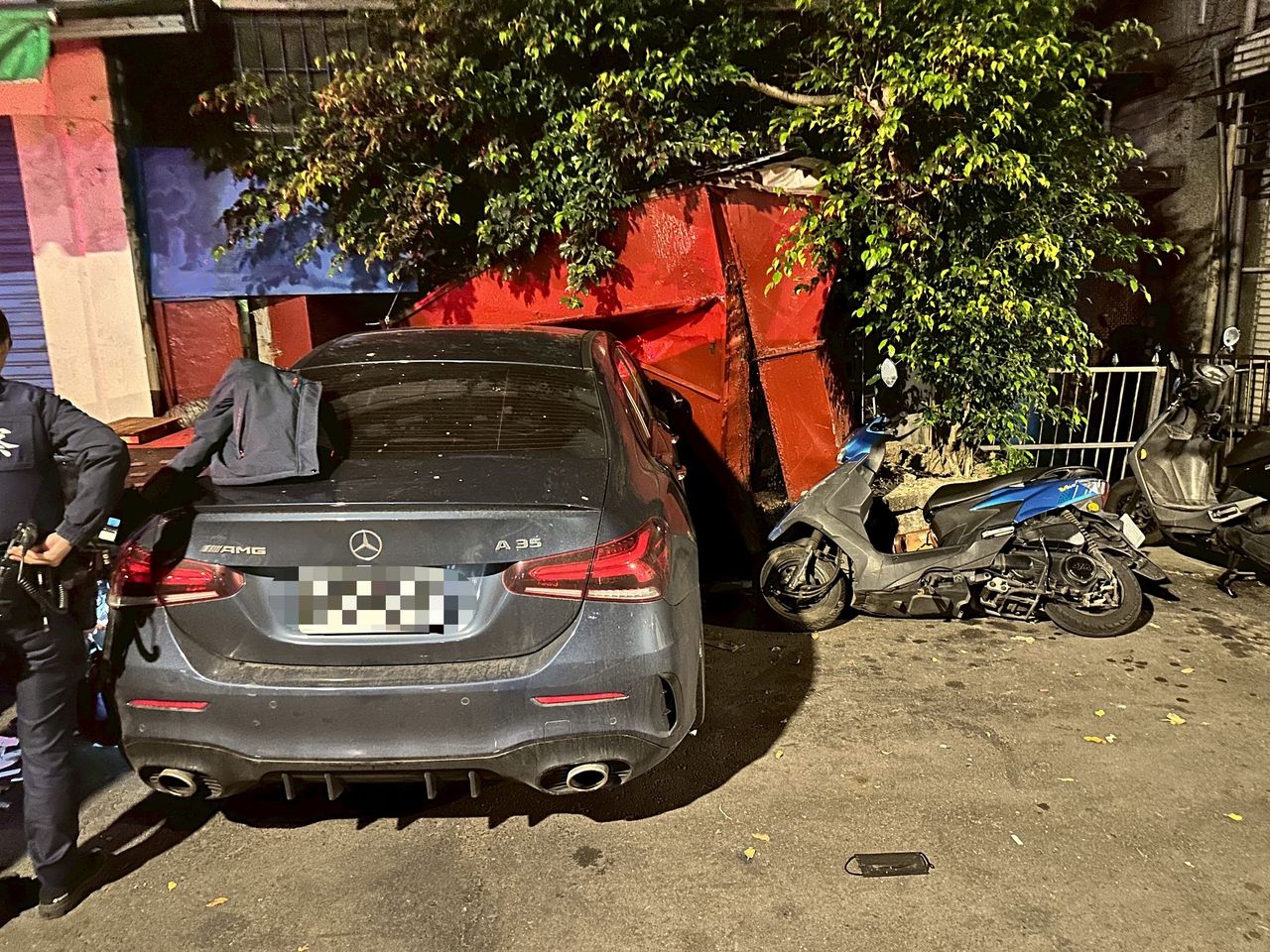 中和深夜傳巨響...賓士A35撞進民宅畫面曝光!竟是毒駕衝撞