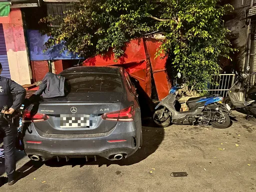 中和深夜傳巨響...賓士A35撞進民宅畫面曝光！竟是毒駕衝撞