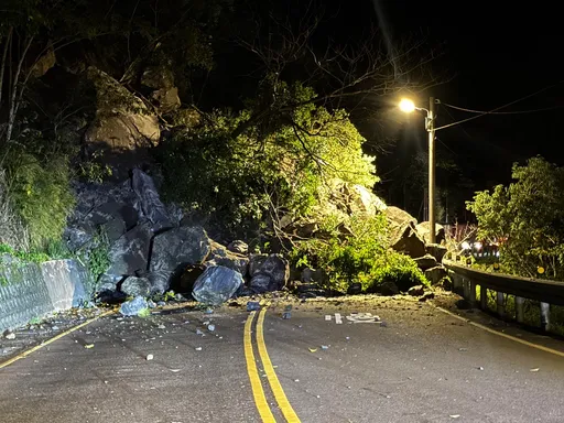 台九甲12.4K土石坍方　雙線車道受阻！公路局徹夜搶通