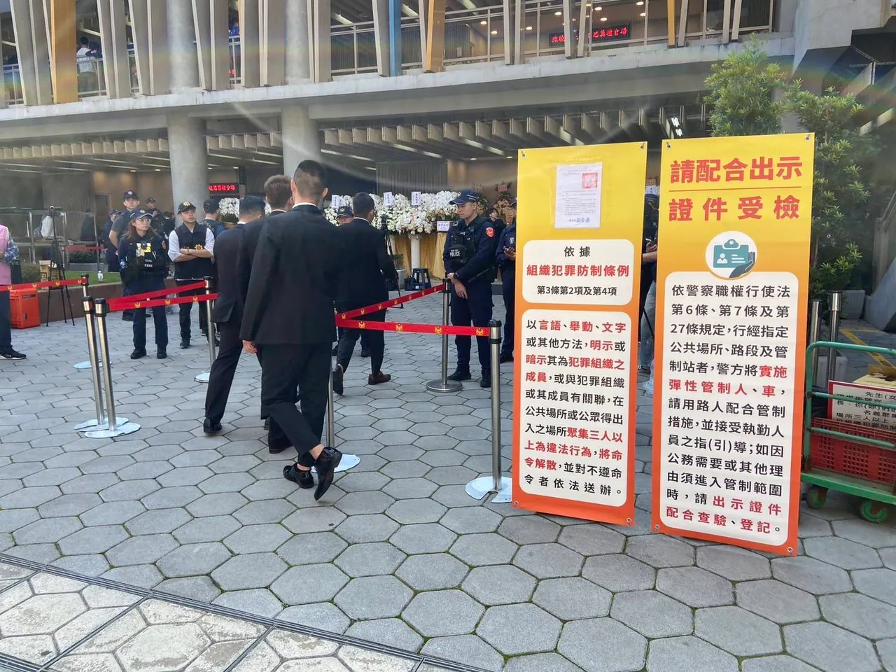 警方現場設警告立牌。大安分局提供