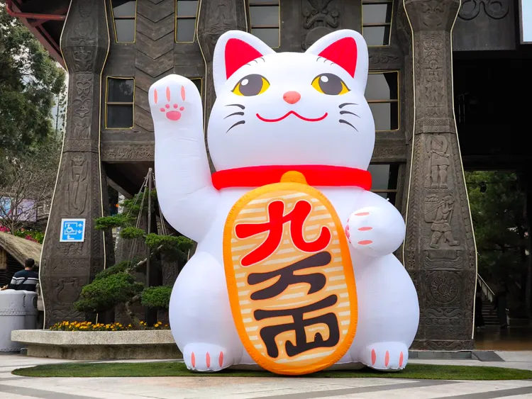 今年櫻花祭最吸睛的開場亮點，巨大招財貓「九萬兩」。九族文化村提供