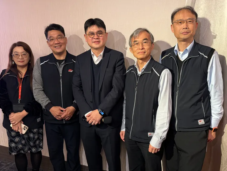 交通部鐵道局今（11日）舉行新春媒體座談，局長楊正君（中）對外說明2026年度重點。莊偉祺攝