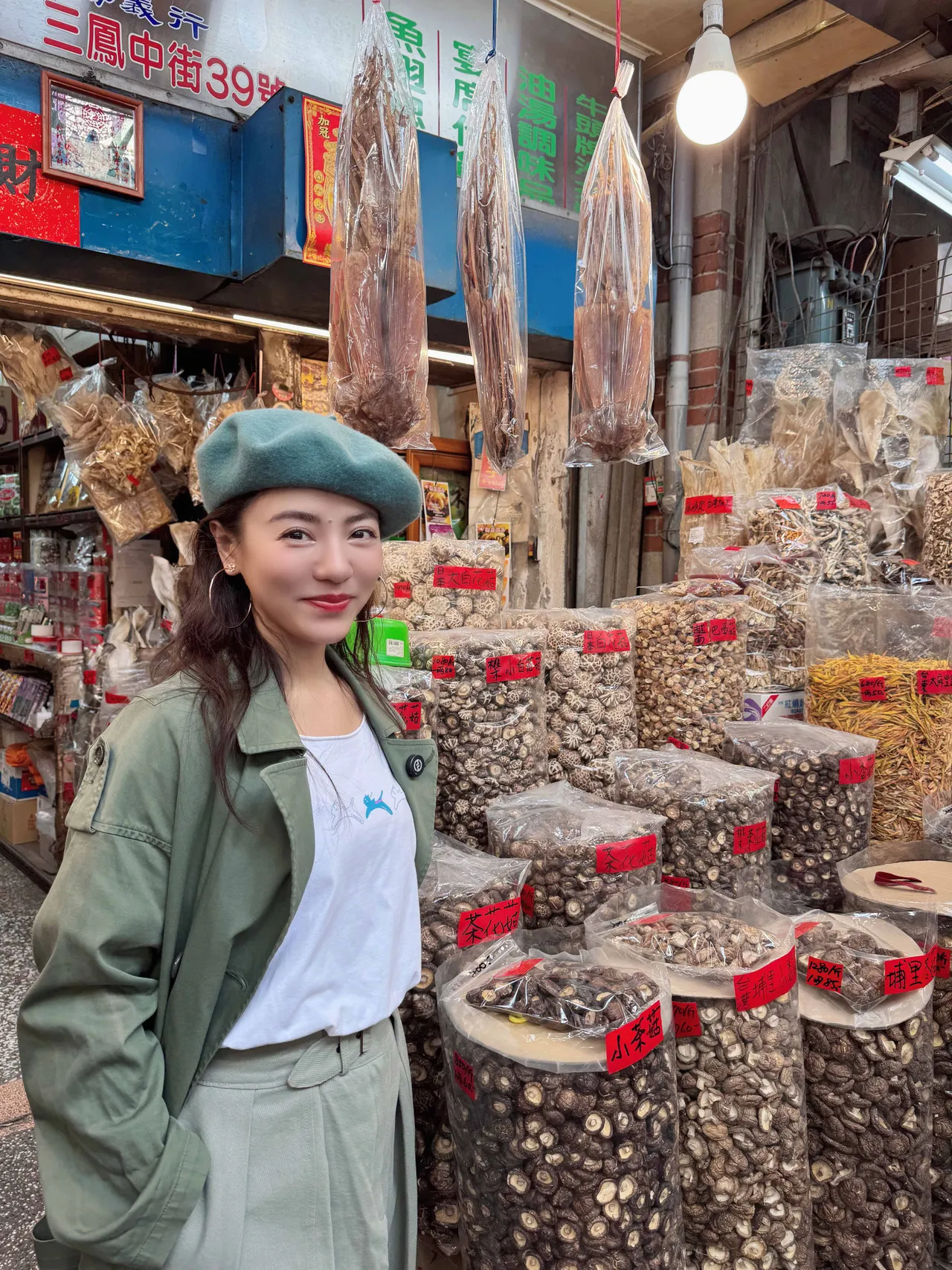 丁噹到高雄特別到年貨大街辦年貨。相信音樂提供