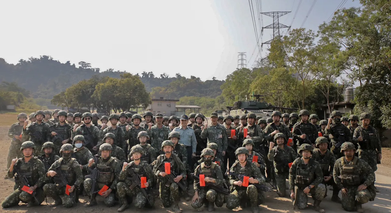 陸軍司令呂坤修春節期間視導南部部隊，並叮囑回營接任戰備的官兵，收假也要收心，強調戰備不能出現任何罅隙。陸軍司令部提供