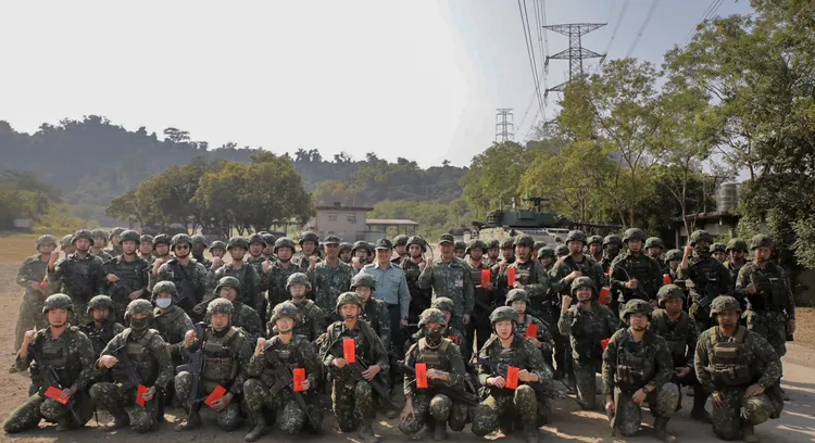 陸軍司令呂坤修春節期間視導南部部隊，並叮囑回營接任戰備的官兵，收假也要收心，強調戰備不能出現任何罅隙。陸軍司令部提供