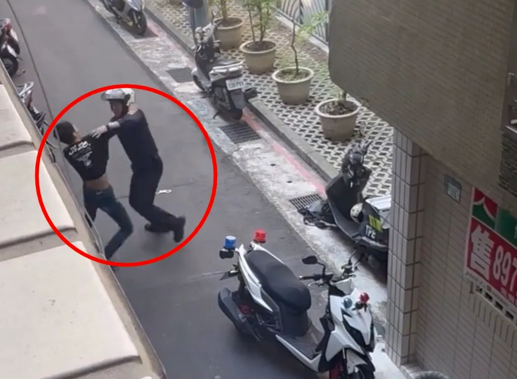 網友聽到屋外騷動，上陽台一看發現警員與嫌犯在拉扯。翻攝畫面