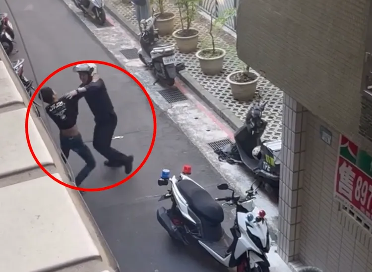 網友聽到屋外騷動，上陽台一看發現警員與嫌犯在拉扯。翻攝畫面