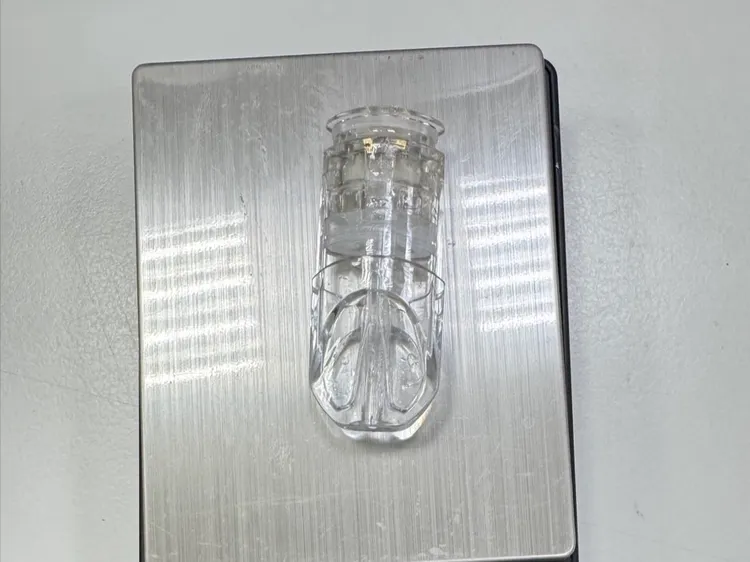 吳男隨身包包內被搜出安非他命1包及依托咪酯菸彈1顆等證物。翻攝畫面