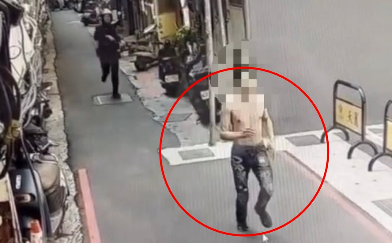 三重天台警員猛追赤膊男!他身揹2通緝又藏毒 巷弄便溺被抓了