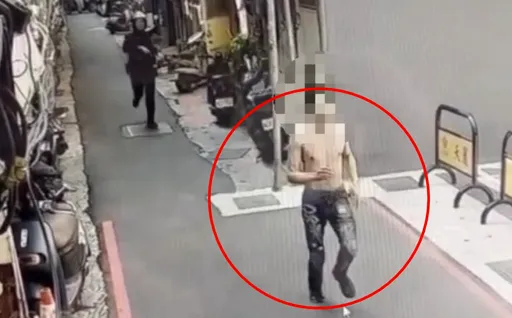 三重天台警員猛追赤膊男！他身揹2通緝又藏毒　巷弄便溺被抓了