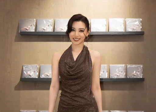 潮流女聲才說怕胖衣服穿不下  性感美背辣翻了