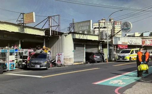 光天化日吸毒！男逆向撞進鐵皮屋　車上起出喪屍菸彈