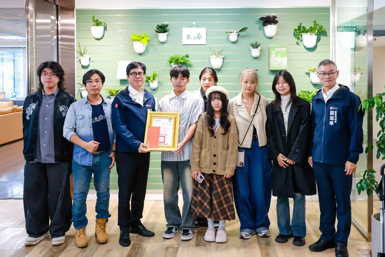 陳其邁市長表揚見義勇為的簡司宇同學，家人也陪同到場。翻攝畫面