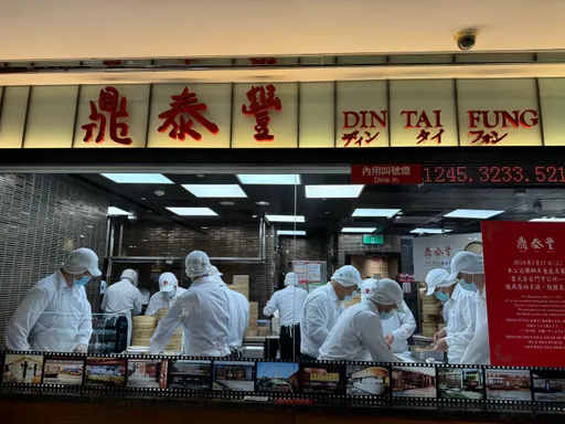 鼎泰豐服務生會3國語言　網友驚呼太強！1小物可識別