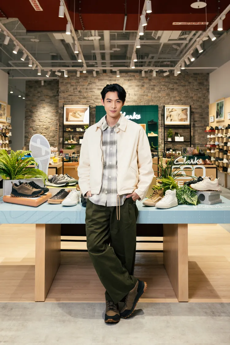 連晨翔穿上Clarks「ATL Trek GTX」防水休閒鞋，無論城市漫步或旅途探索，都能輕盈自在。品牌提供