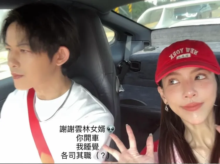 發發分享與敖犬過年行程。翻攝發發FB