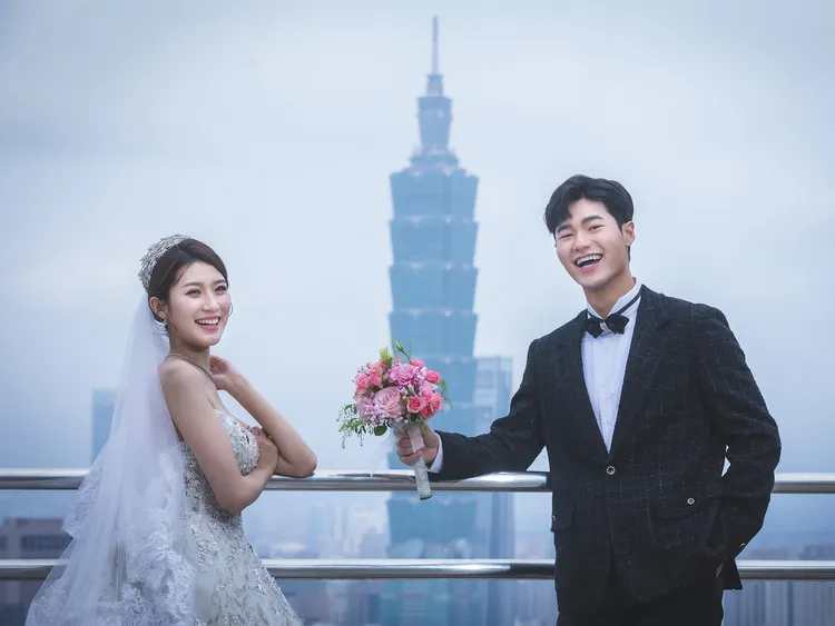 實現從心動告白到永恆許諾的完美銜接，2月底前預訂婚宴即享價值逾2.6萬元的馬可波羅酒廊高空After Party暢飲禮遇。台北遠東香格里拉提供