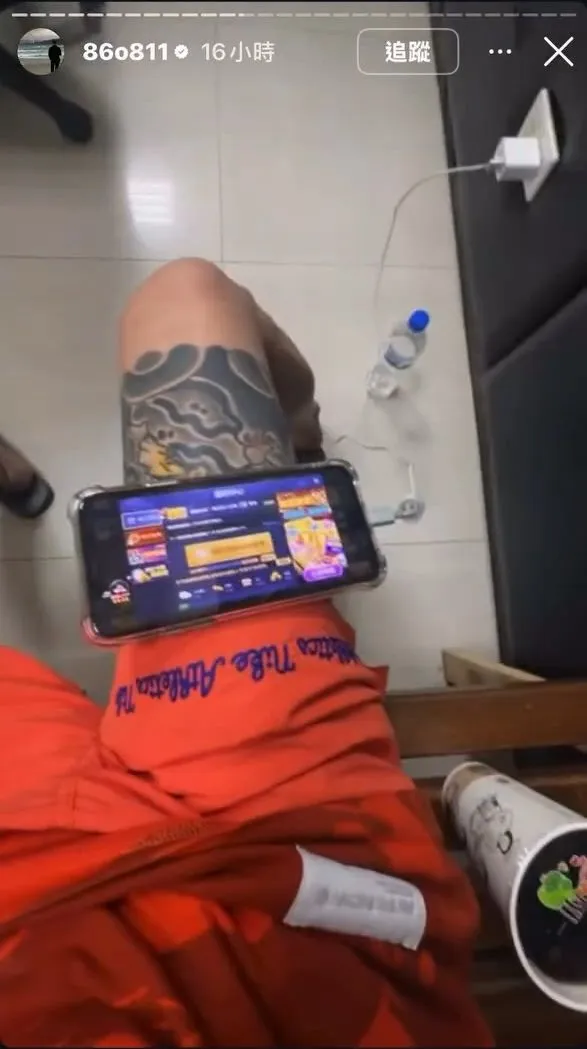 蔡嫌被上銬後，還可以在派出所持手機一邊充電、一邊玩手遊。翻攝Threads