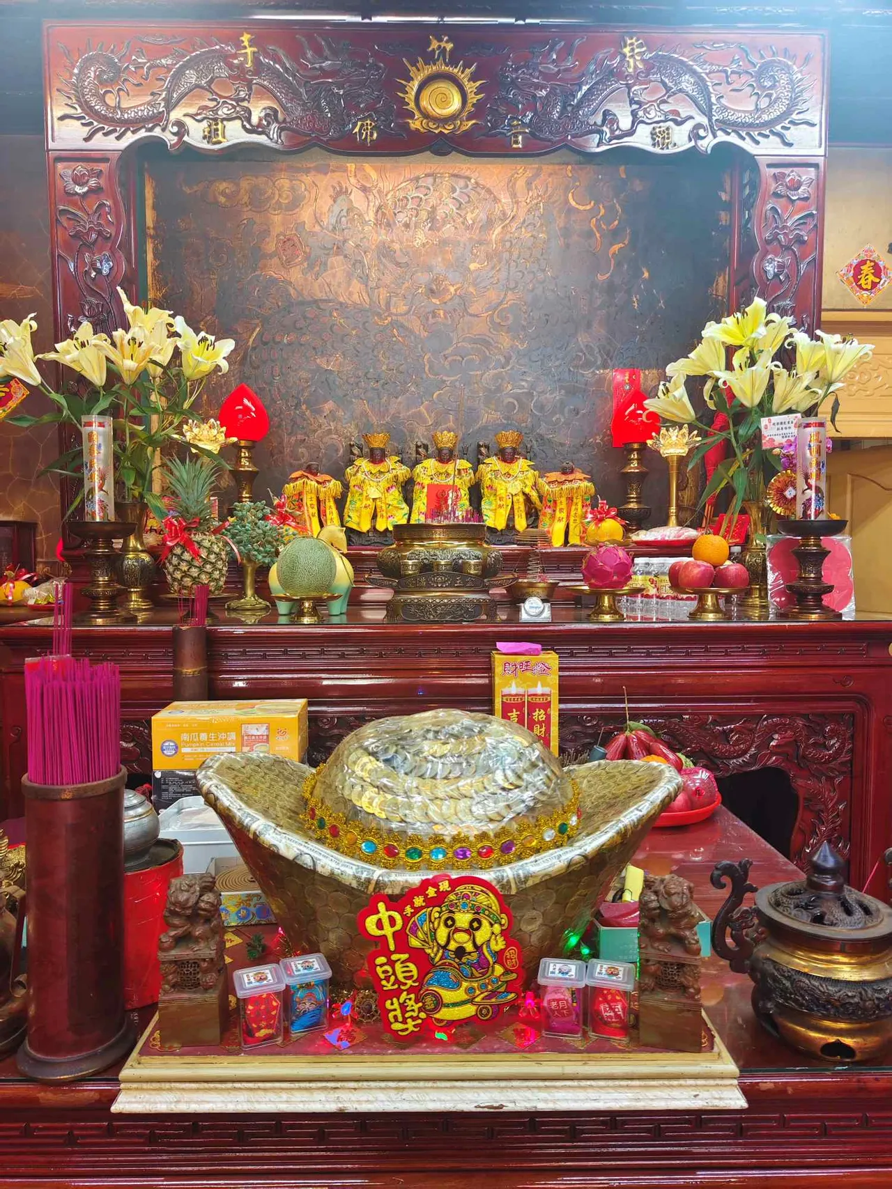 彩券行供桌擺設大金元寶、觀音佛祖供民眾拜拜祈願。翻攝畫面