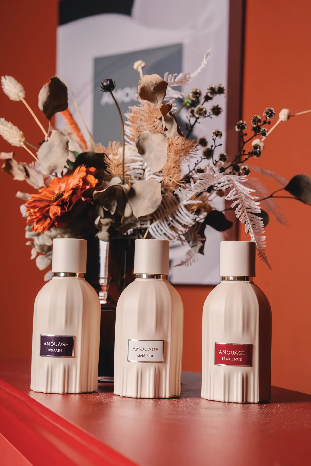 AMOUAGE「時光留韻系列」第二篇章三款香氛皆收納於木沙色陶瓷瓶中。品牌提供