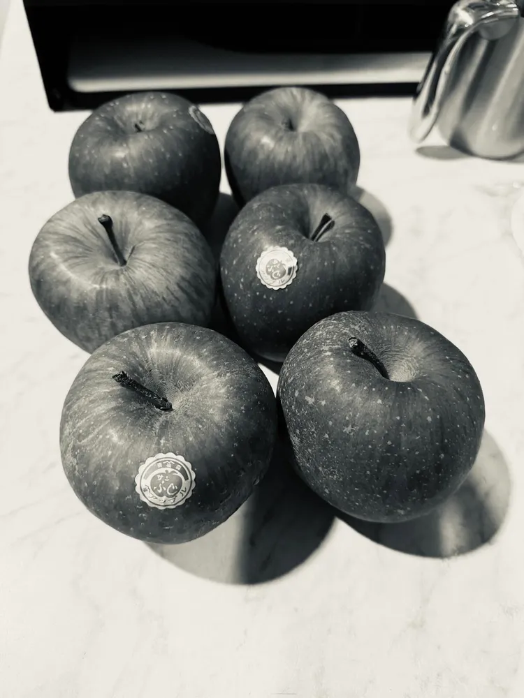 替身蘇德揚命危，家屬痛訴，從住進 ICU 至今唯一出現的是小小助理，僅帶了六顆蘋果前來探視。翻攝threads