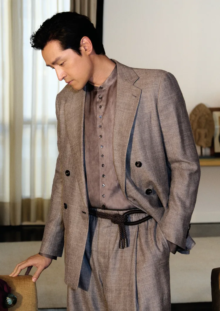 胡歌在已故設計師Giorgio Armani先生位於米蘭的私人宅邸中，拍攝2026春夏系列廣告大片。品牌提供