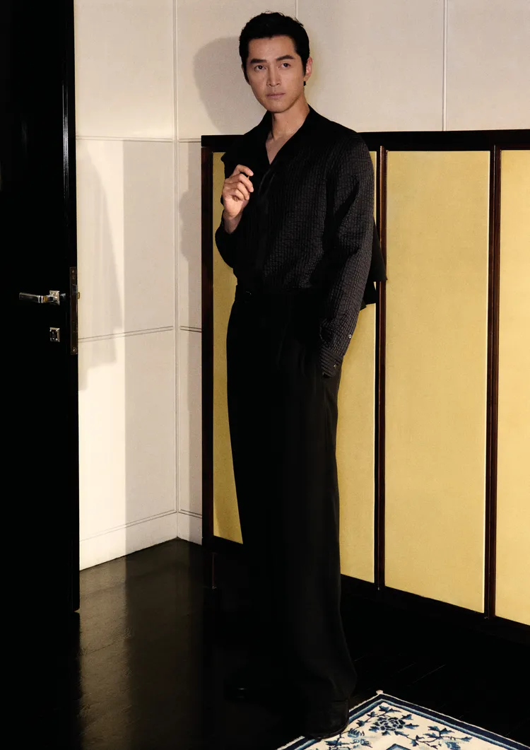 胡歌在已故設計師Giorgio Armani先生位於米蘭的私人宅邸中，拍攝2026春夏系列廣告大片。品牌提供