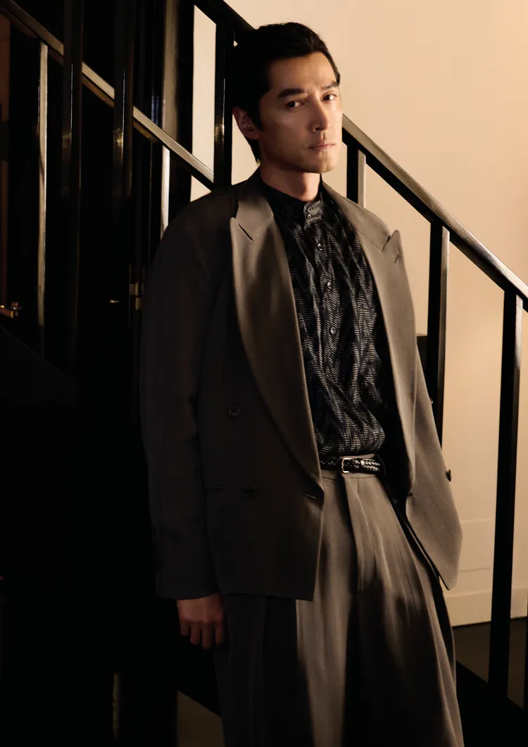胡歌在已故設計師Giorgio Armani先生位於米蘭的私人宅邸中，拍攝2026春夏系列廣告大片。品牌提供