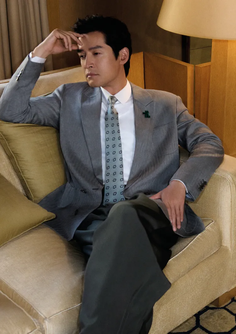 胡歌在已故設計師Giorgio Armani先生位於米蘭的私人宅邸中，拍攝2026春夏系列廣告大片。品牌提供