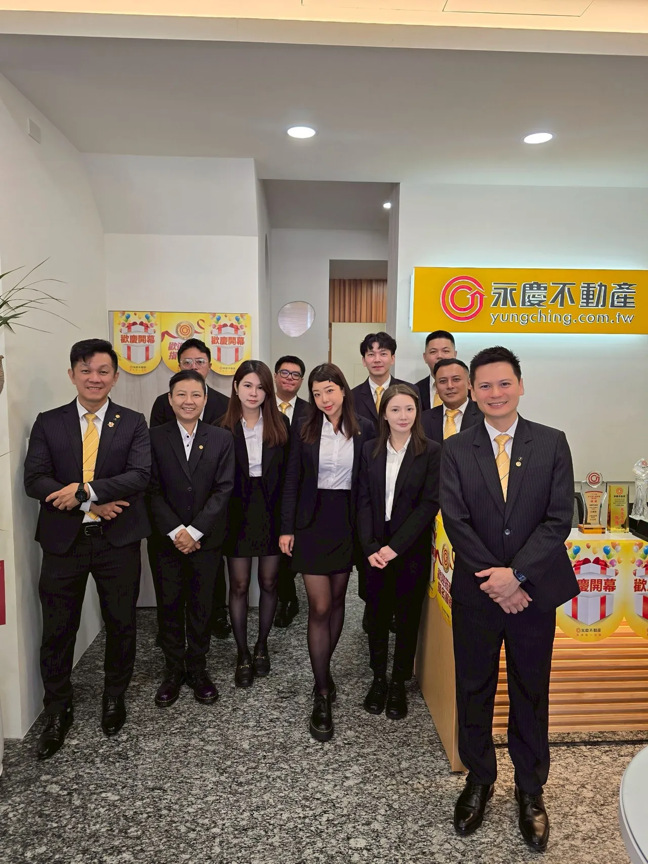 永慶慈善基金會公益董事郭銘揮(左1)指出，聯賣系統加上品牌影響力，成為永慶可以稱霸高雄一大主因。葉家銘攝