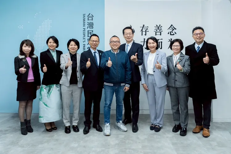 民眾黨立委陳昭姿（左起）、李貞秀、邱慧洳、陳清龍、秘書長周榆修、王安祥、蔡春綢、劉書彬、洪毓祥。民眾黨提供