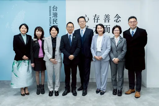 民眾黨新立委合照曝！李貞秀、陳清龍等6人赴黨部領當選證書