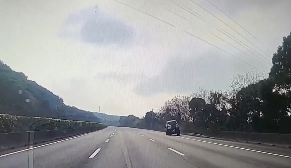 吳男駕駛車輛因爆胎無法繼續行駛。翻攝畫面