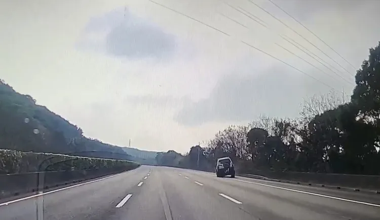 吳男駕駛車輛因爆胎無法繼續行駛。翻攝畫面