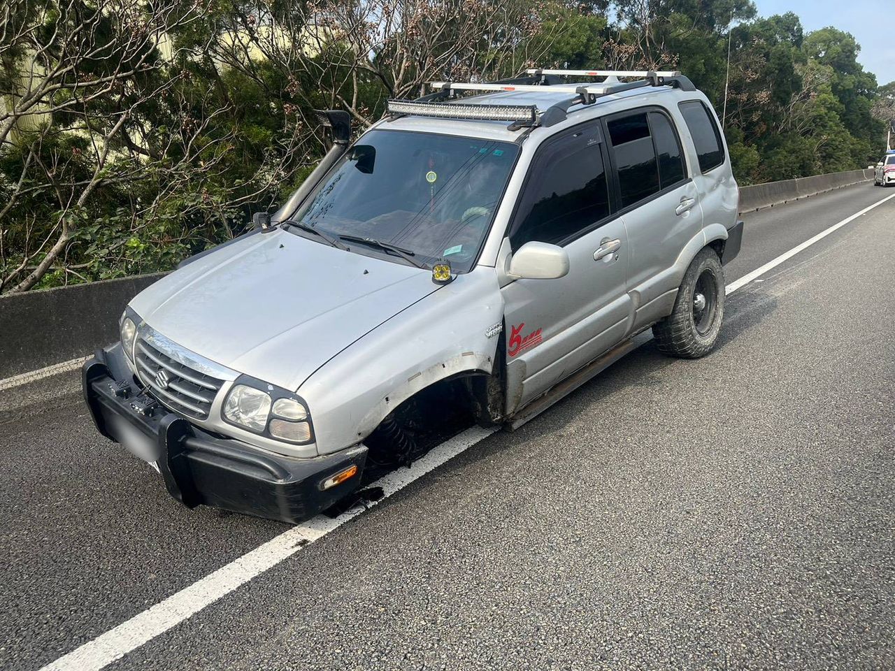 玩命關頭初四國道上演!酒駕男「爆胎狂飆」20公里 警圍捕拔槍壓制