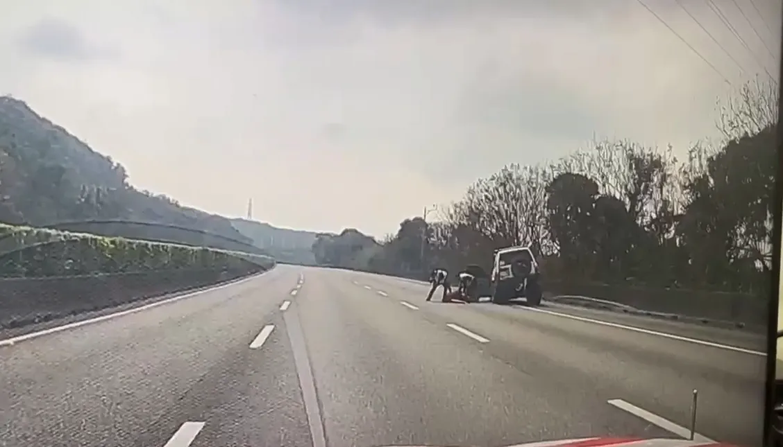 吳男拒絕下車，被警方強制拖下壓制。翻攝畫面