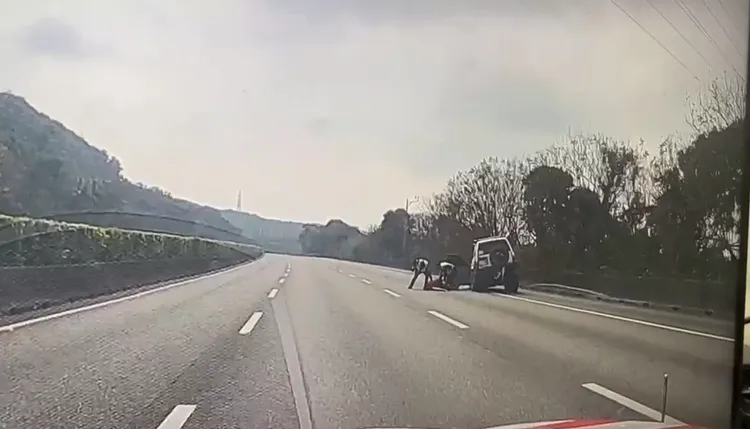 吳男拒絕下車，被警方強制拖下壓制。翻攝畫面