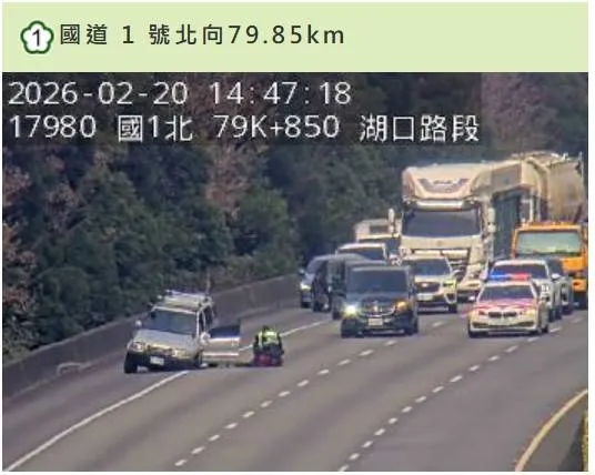 警方圍捕酒駕贓車，後面車輛回堵。翻攝畫面