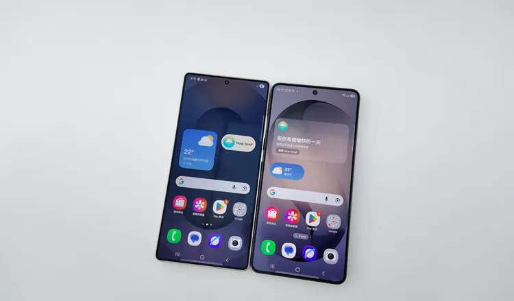 S25 Ultra（左）與S26 Ultra（右）同框對比，兩代外型設計延續家族語言，S26 Ultra加入主動式AI防窺與水平鎖定等新功能，在維持旗艦規格的同時強化日常使用體驗。翻攝Kisplay頻道