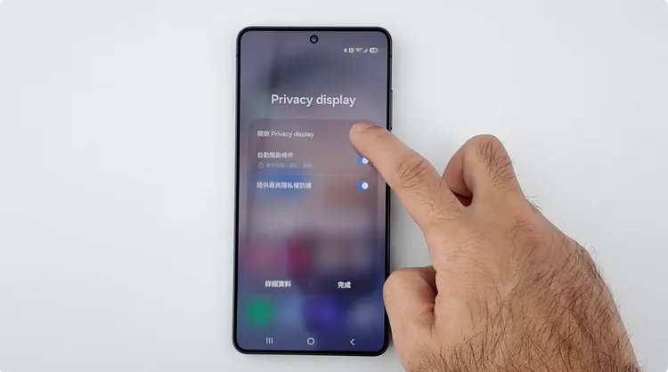 Kisplay提醒S26 Ultra在關閉防窺時，側視角度下會有光衰現象，畫面亮度降低現象，但不影響使用體驗。翻攝Kisplay頻道