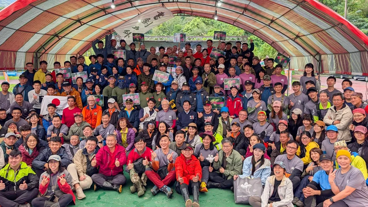 消防局長陳崇岳與第五屆山域搜救技能交流賽隊伍大合照。翻攝畫面