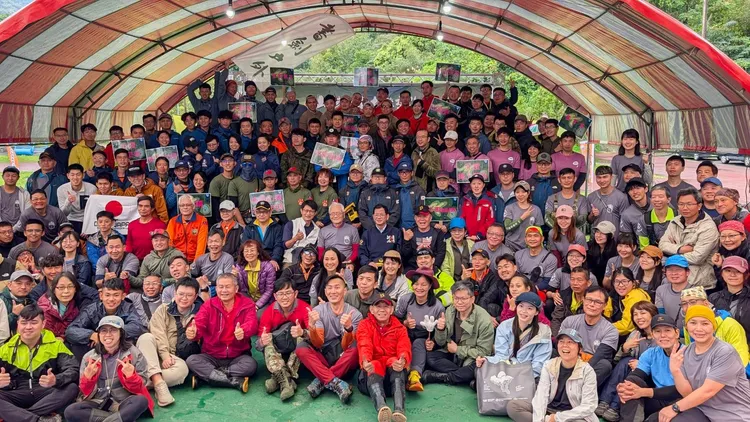 消防局長陳崇岳與第五屆山域搜救技能交流賽隊伍大合照。翻攝畫面