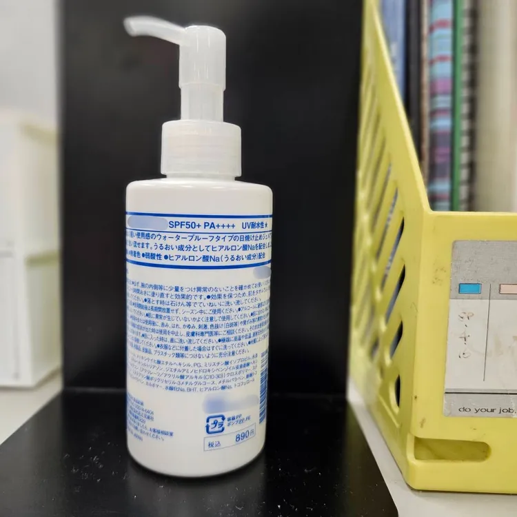 防曬乳液無中文標示，違反《化粧品衛生安全管理法》販售化粧品須辦理產品登錄及產品標示規定。衛生局提供