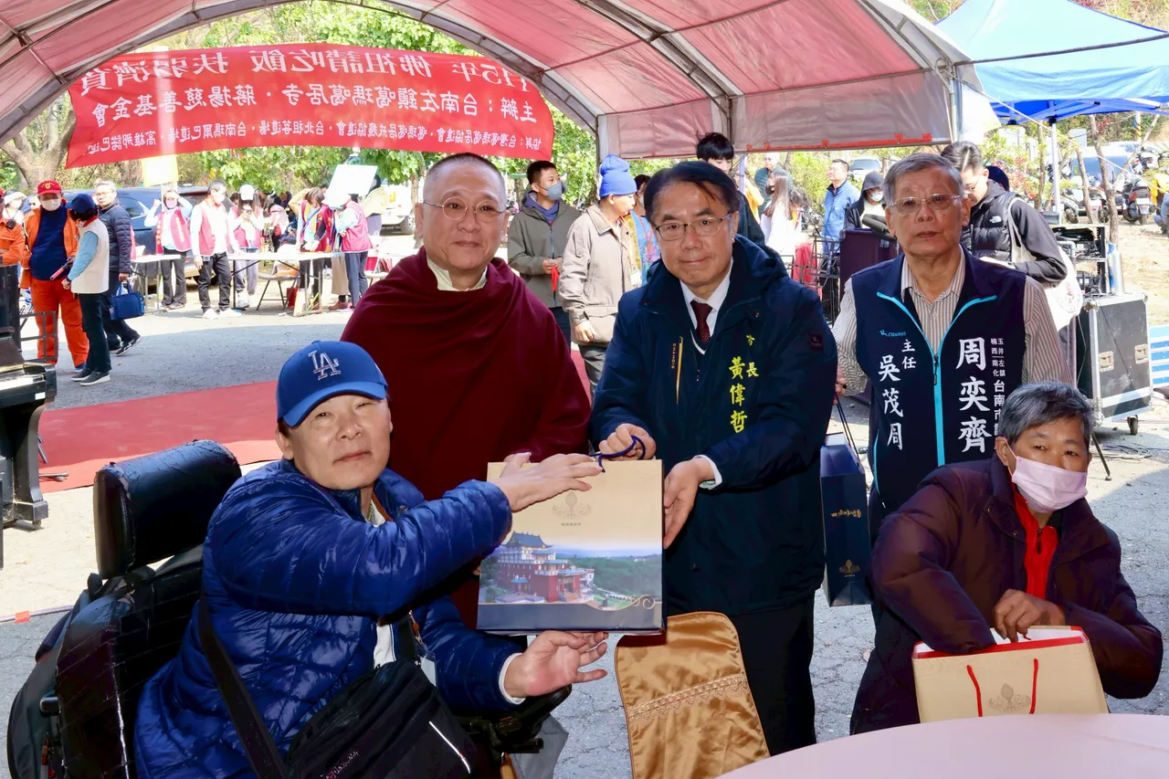 市長黃偉哲與左鎮噶瑪噶居寺代表致贈毛帽組合禮盒，公私協力陪伴弱勢迎接新年。南市府提供