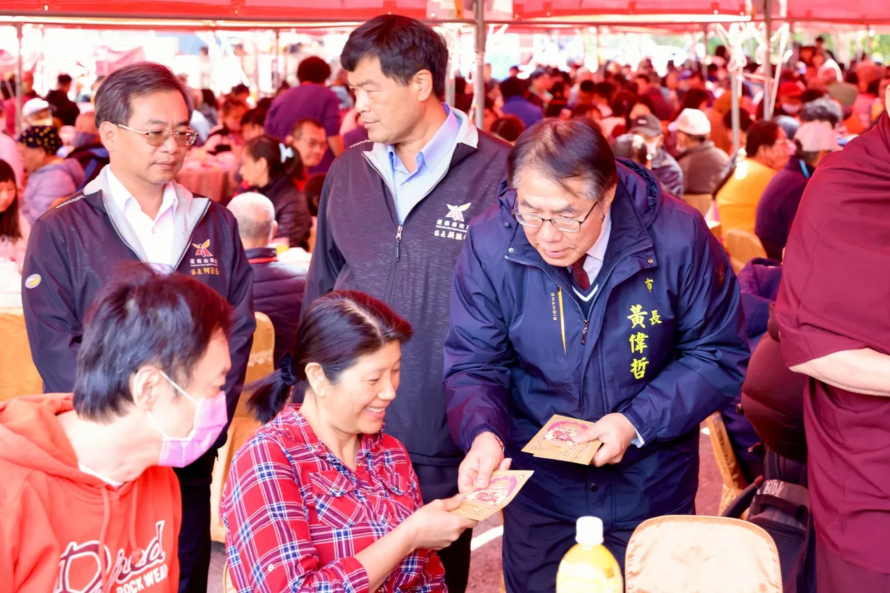 黃偉哲市長發送祝福禮金與心意卡片，關心民眾生活近況。南市府提供