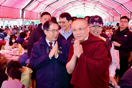 左鎮噶瑪噶居寺席開131桌為哪樁？　「佛祖請吃飯」邀山區弱勢民眾圍爐團圓