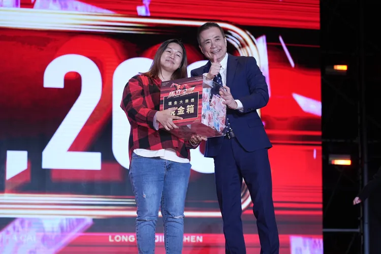 三立大樂透獎金88萬8由一人獨得，用張榮華合影。彭欣偉攝