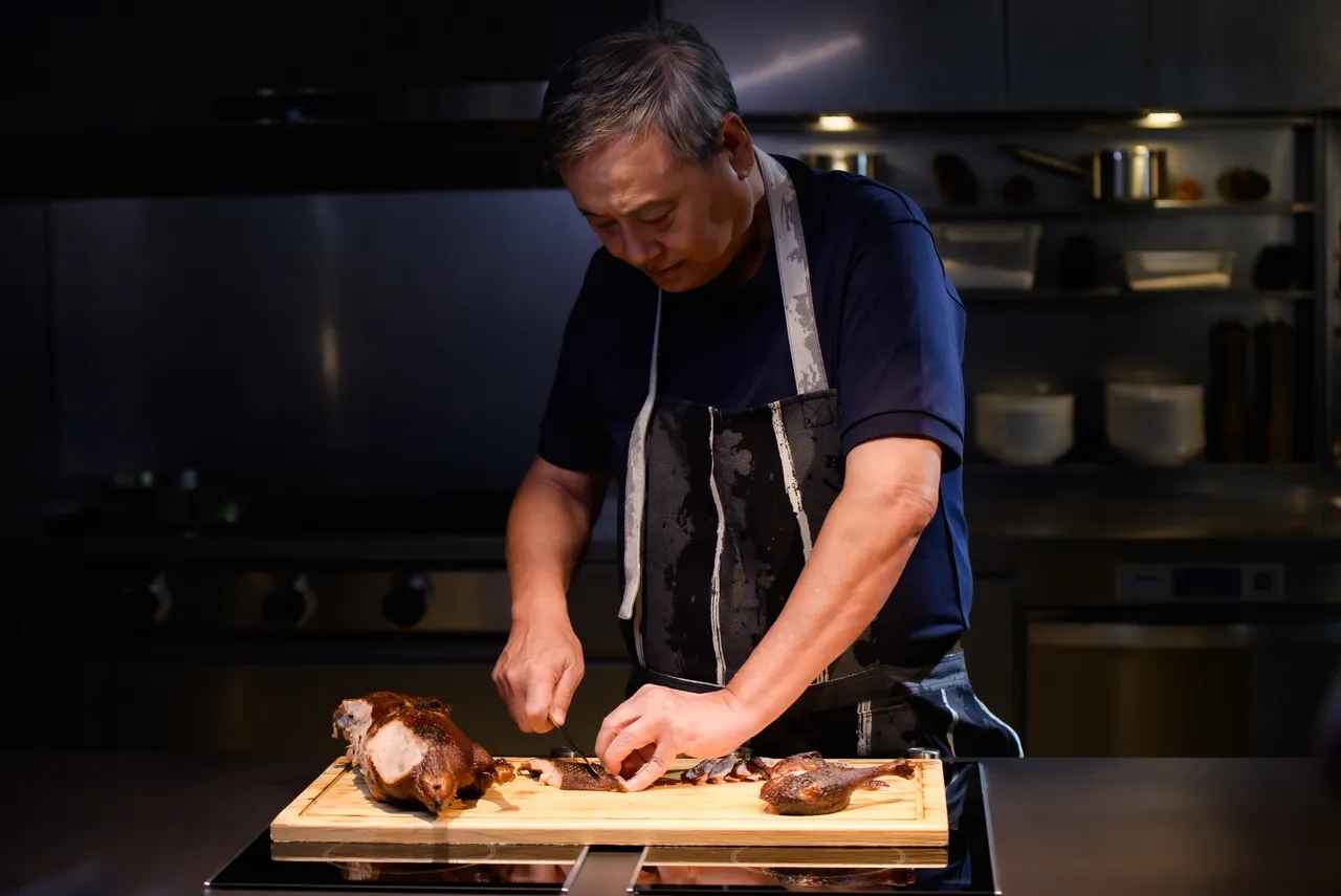 李崗耐心執著誕生「李家宴」，鴨皮破了就不賣。李家宴提供